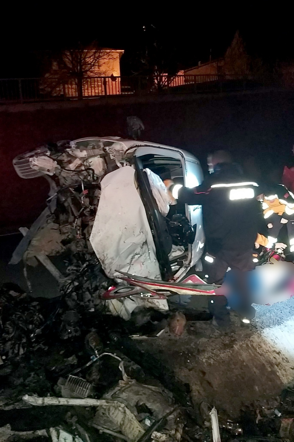 Refüje çarpan otomobilin sürücüsü öldü 9