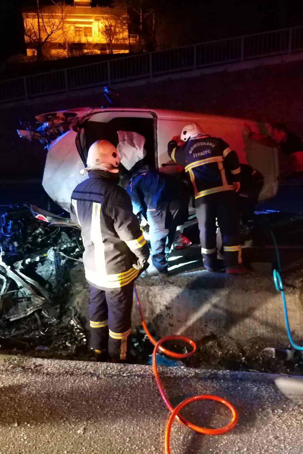 Refüje çarpan otomobilin sürücüsü öldü 5