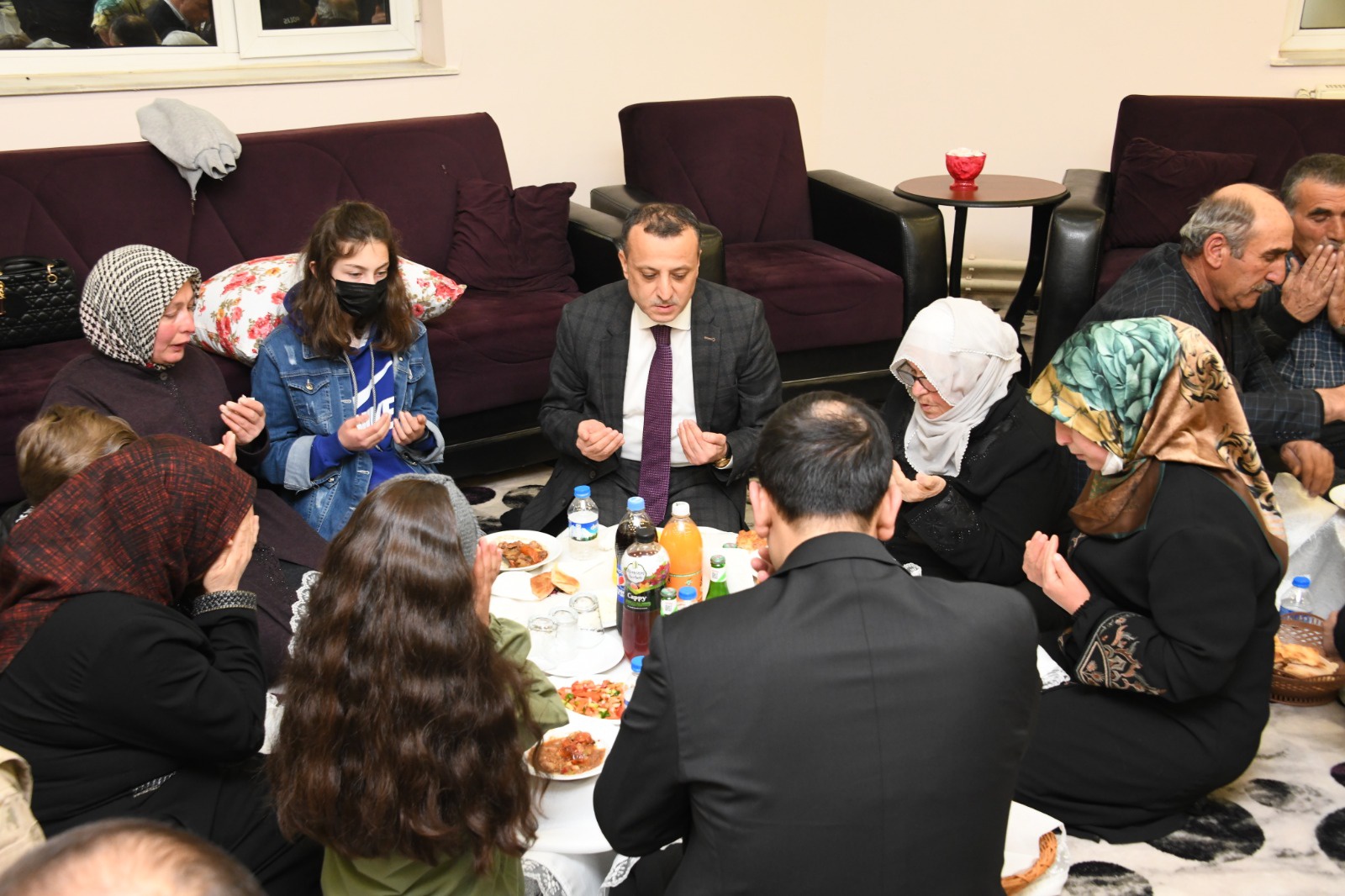 Vali Taşbilek Köse’de şehit aileleri, gaziler ve muhtarlarla iftar yaptı 4