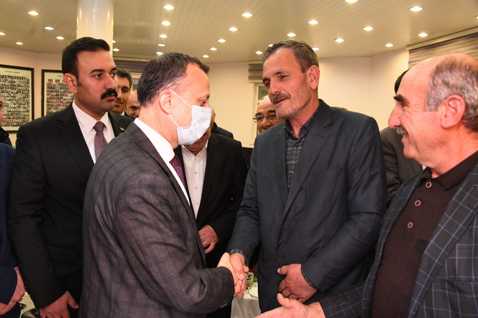 Vali Taşbilek Köse’de şehit aileleri, gaziler ve muhtarlarla iftar yaptı 2