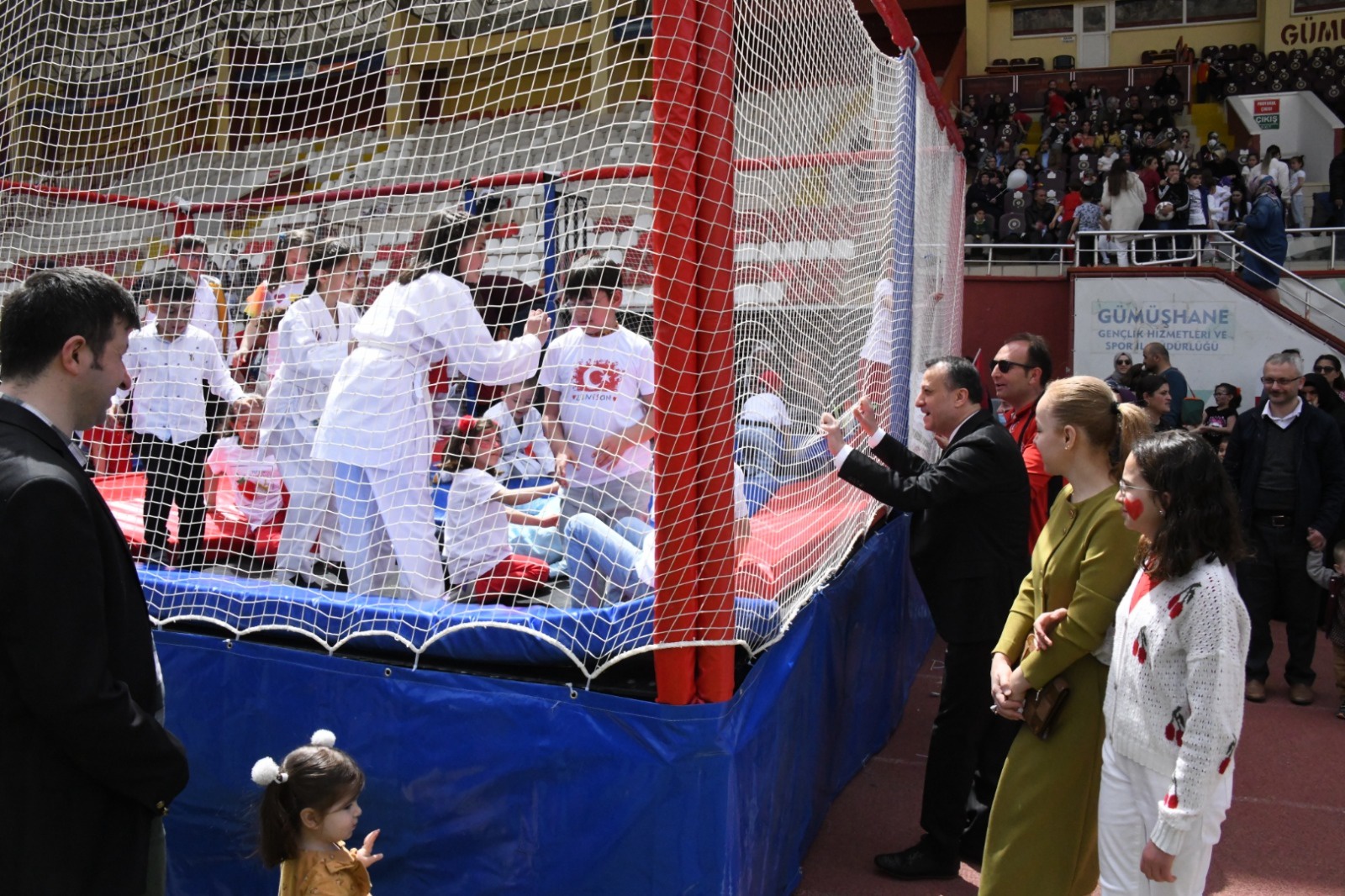 Stadyum 23 Nisan’da doldu taştı 6