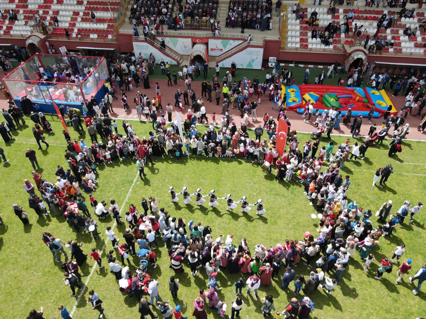 Stadyum 23 Nisan’da doldu taştı 25