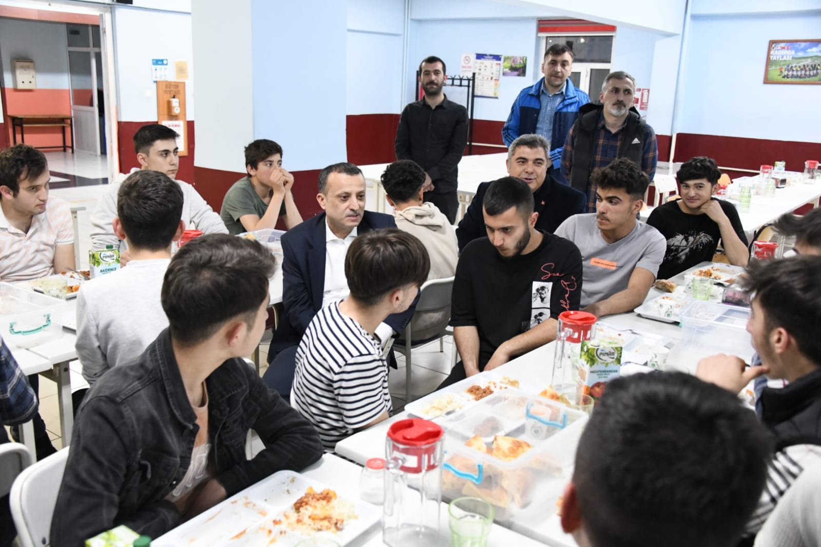 Vali Taşbilek lise öğrencileriyle iftar yaptı 4