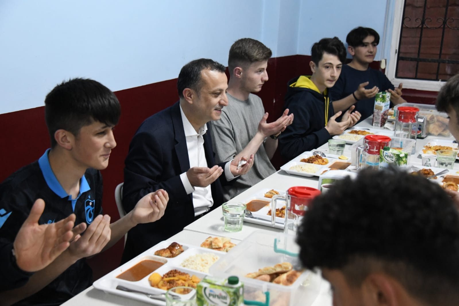 Vali Taşbilek lise öğrencileriyle iftar yaptı 1