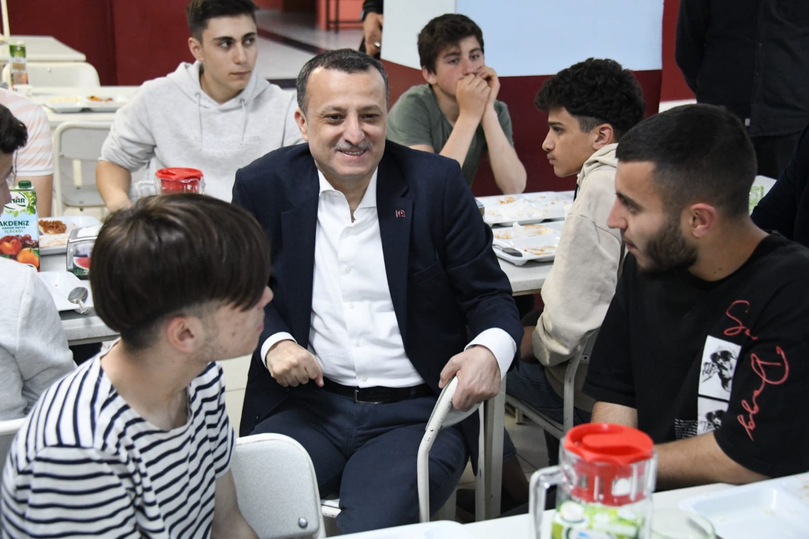 Vali Taşbilek lise öğrencileriyle iftar yaptı 3