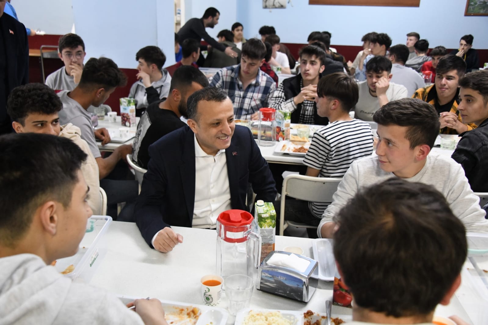 Vali Taşbilek lise öğrencileriyle iftar yaptı 5