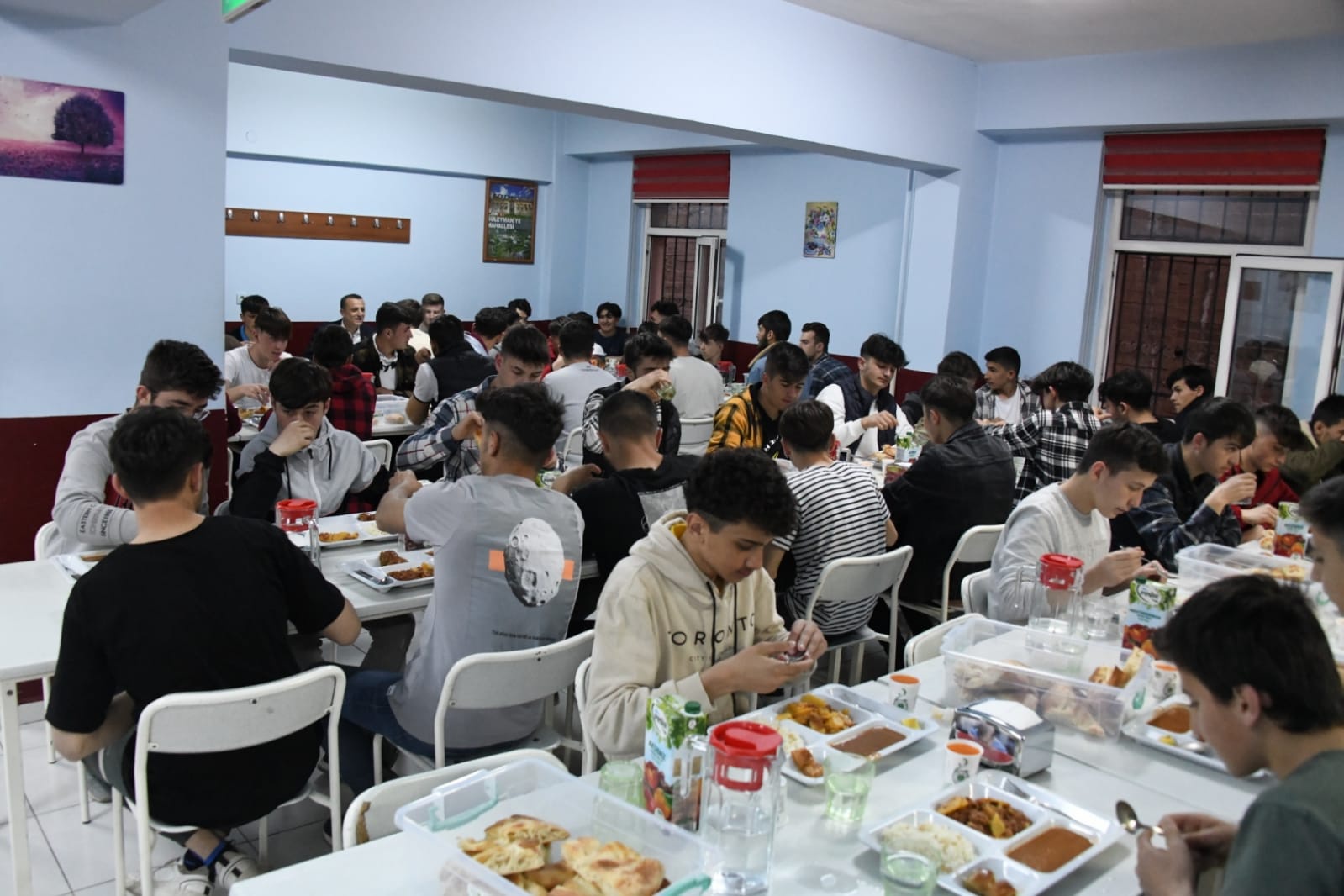 Vali Taşbilek lise öğrencileriyle iftar yaptı 6