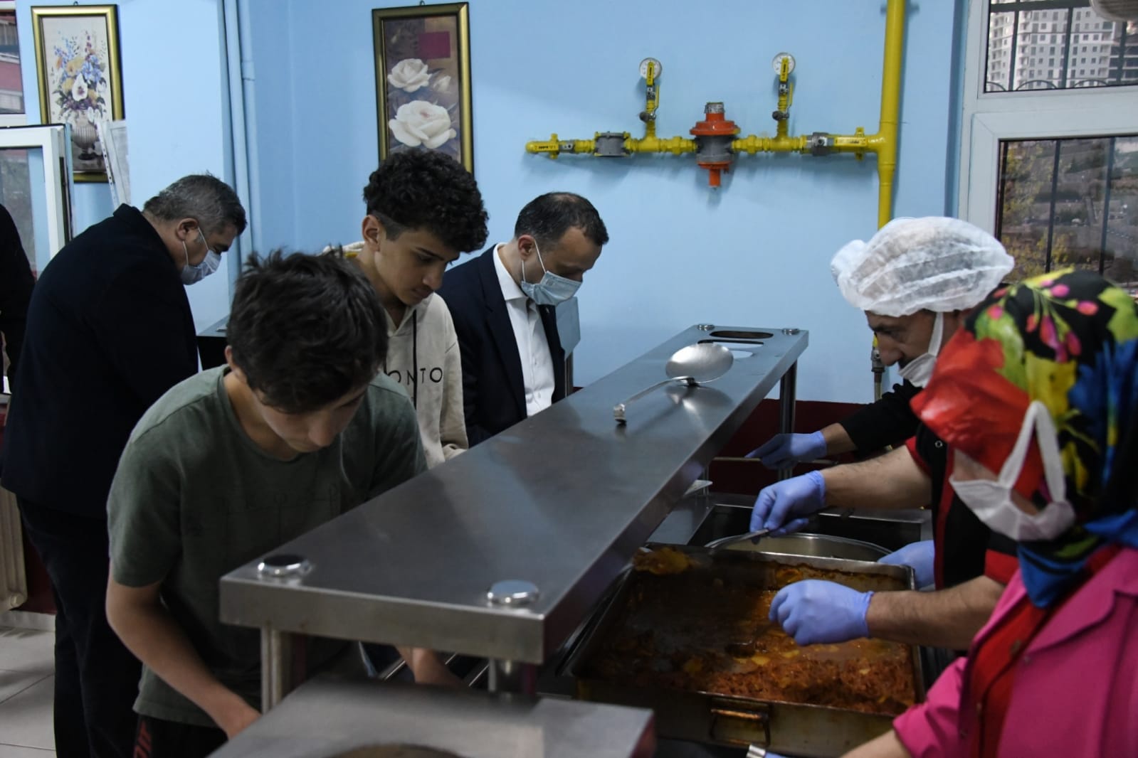 Vali Taşbilek lise öğrencileriyle iftar yaptı 2