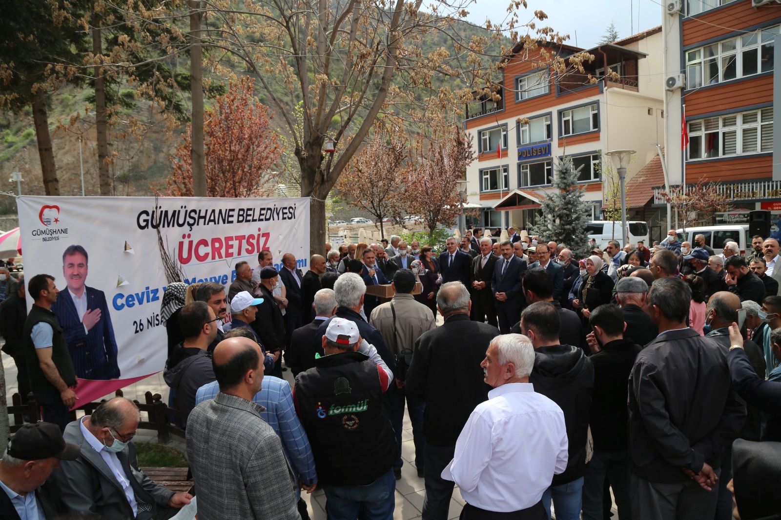 Gümüşhane Belediyesi 5 bin ceviz fidanı dağıttı 2