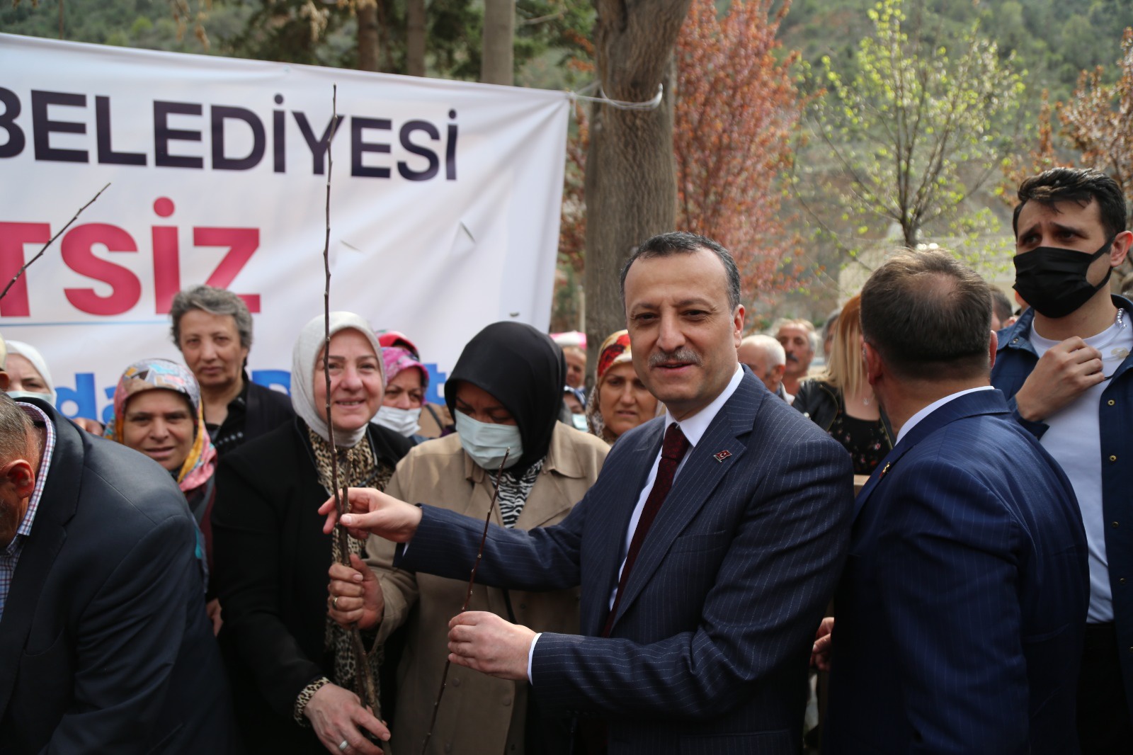 Gümüşhane Belediyesi 5 bin ceviz fidanı dağıttı 8