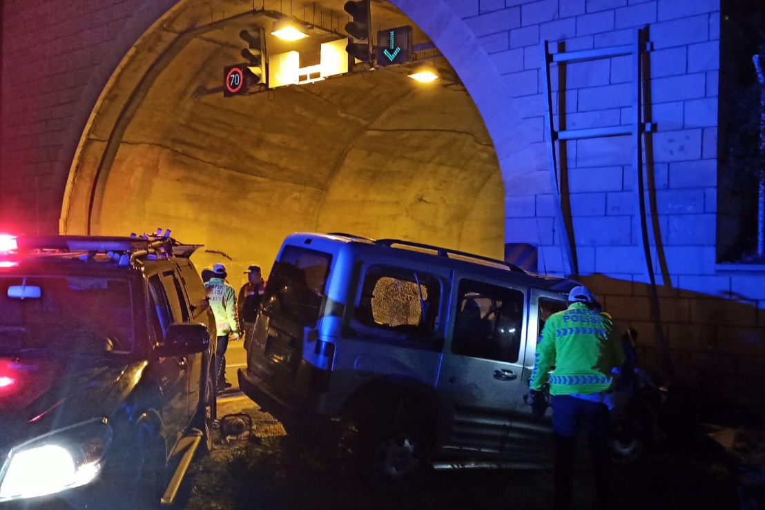 Gümüşhane’de yoldan çıkan araç tünel duvarına çarptı: 1 ölü 7