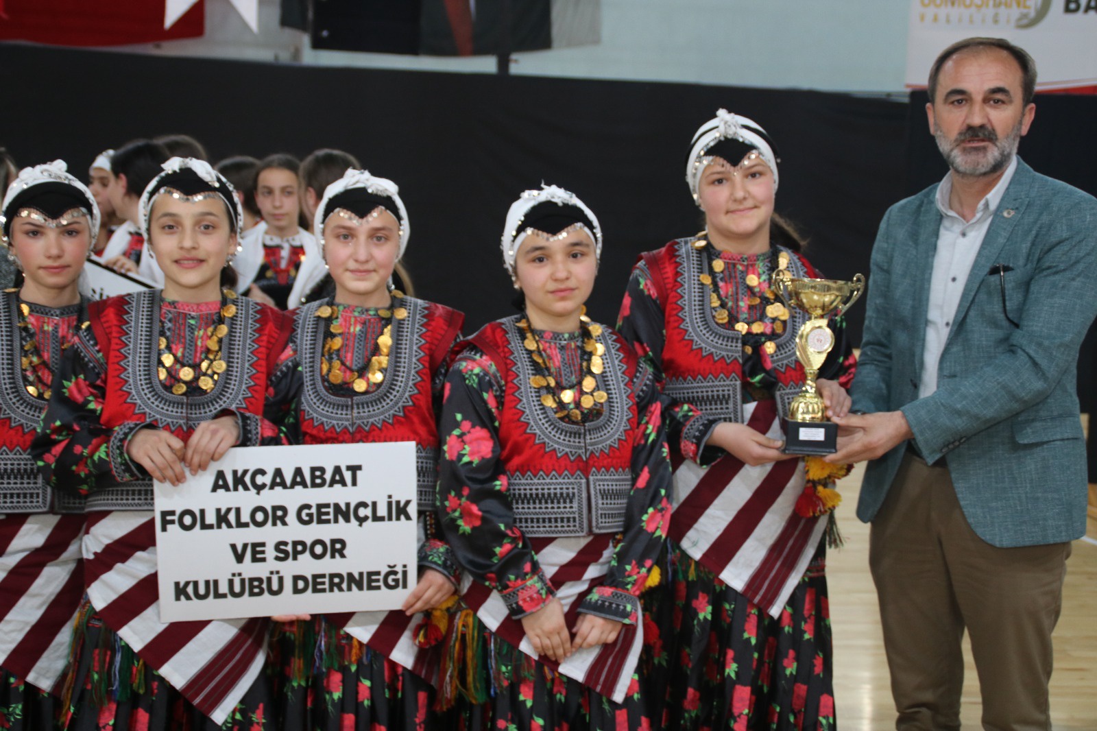 Halk oyunları grup yarışmaları Gümüşhane’de yapıldı 24