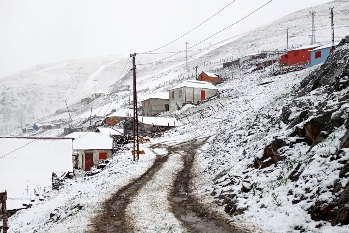 Gümüşhane'nin yüksekleri 19 Mayıs'ta beyaza büründü 14