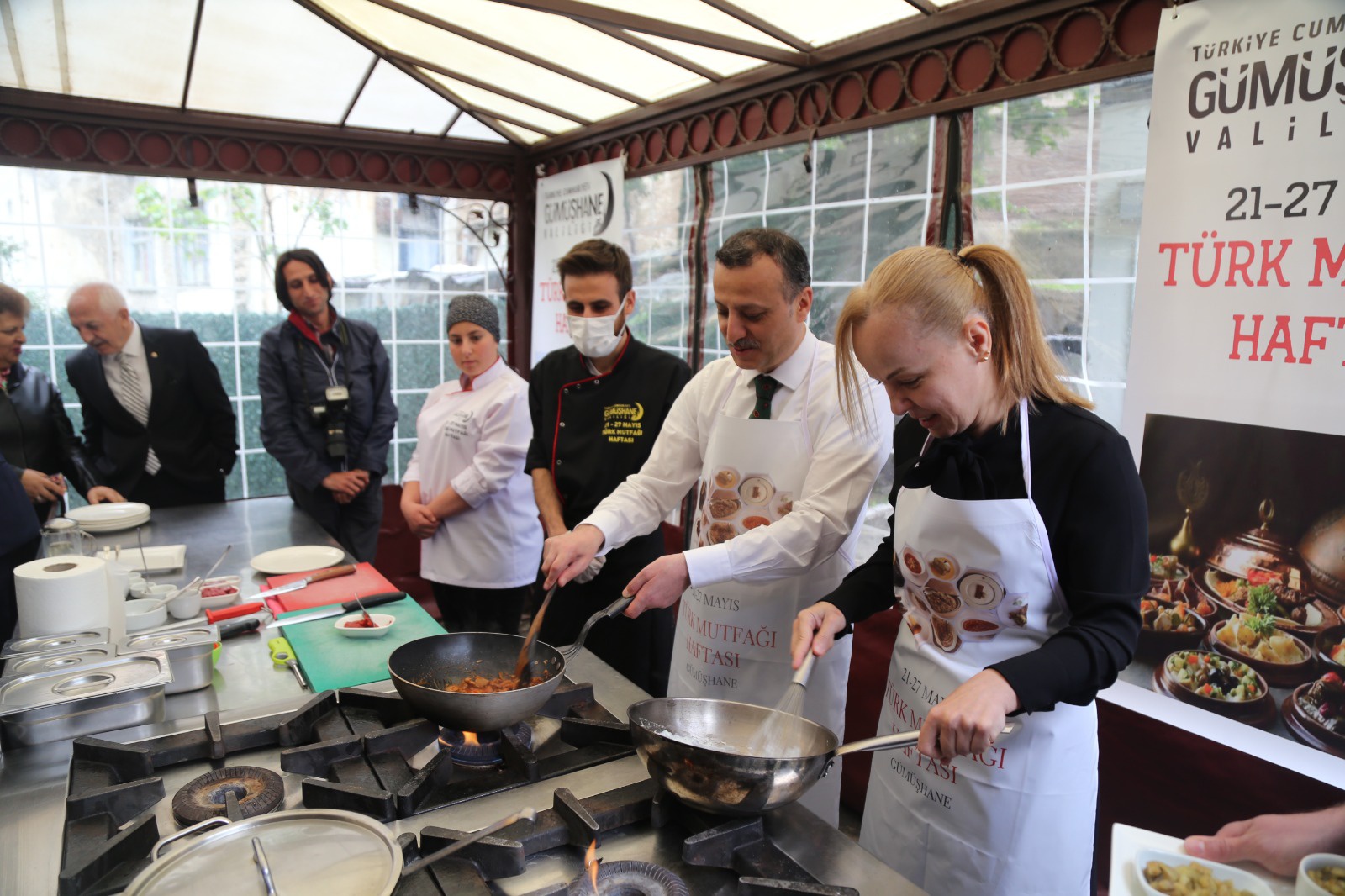 Vali Taşbilek önlük giyerek mutfağa girdi, Hünkar Beğendi yaptı 2