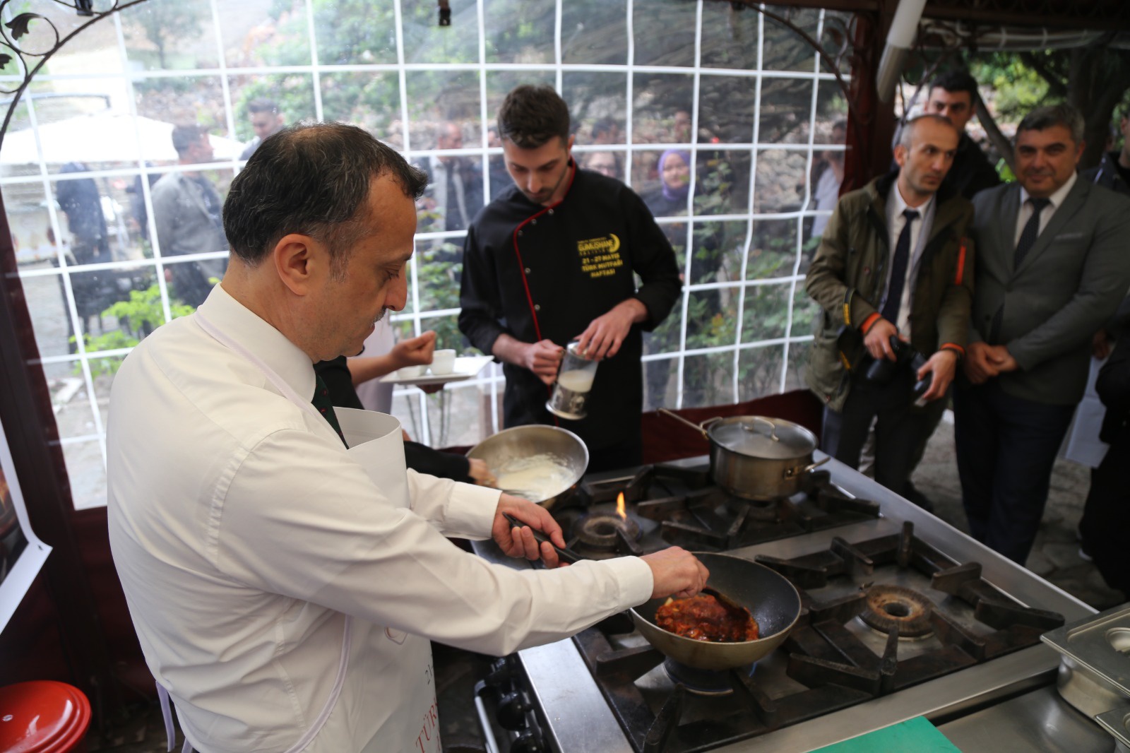 Vali Taşbilek önlük giyerek mutfağa girdi, Hünkar Beğendi yaptı 7