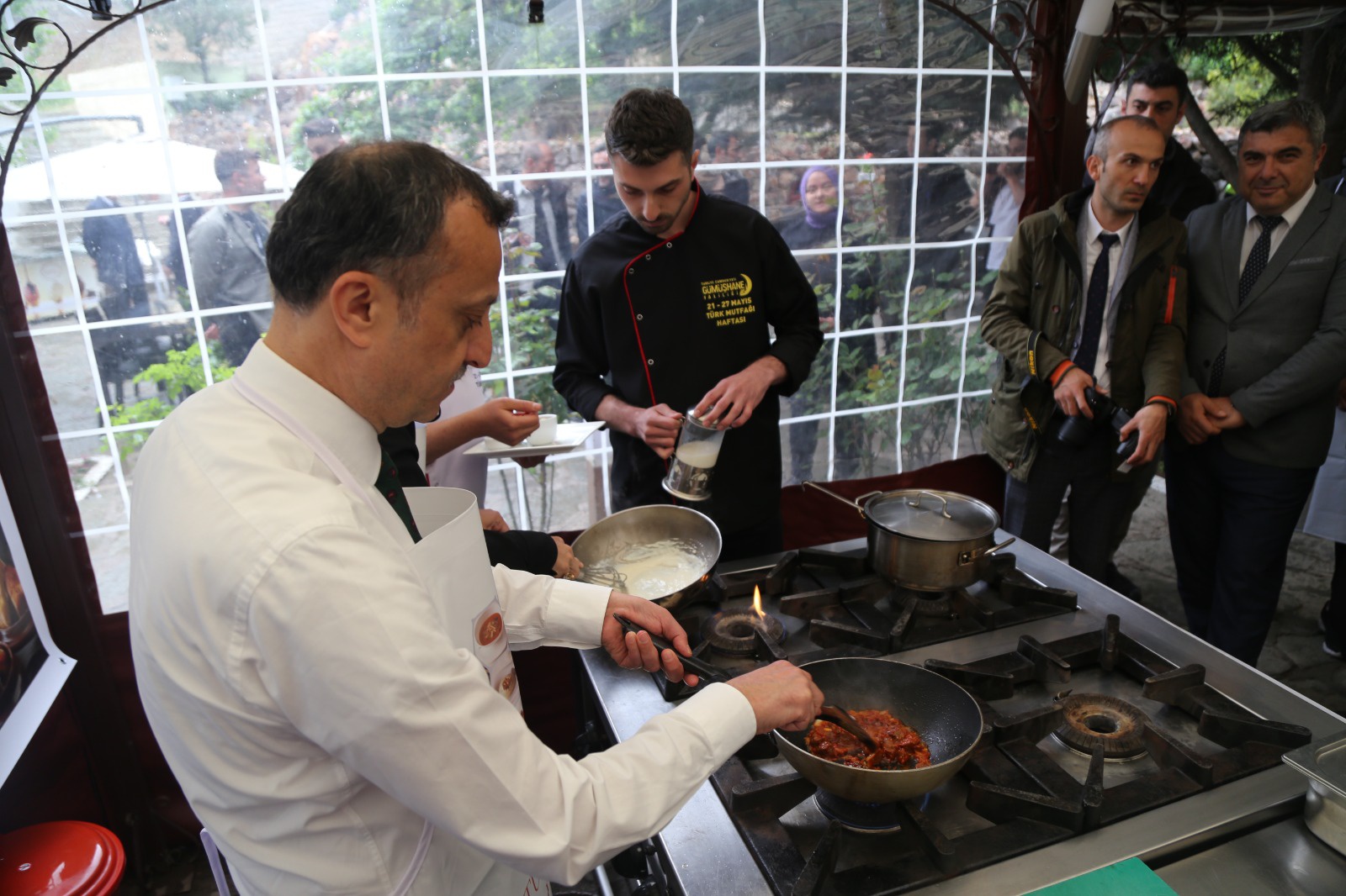 Vali Taşbilek önlük giyerek mutfağa girdi, Hünkar Beğendi yaptı 6