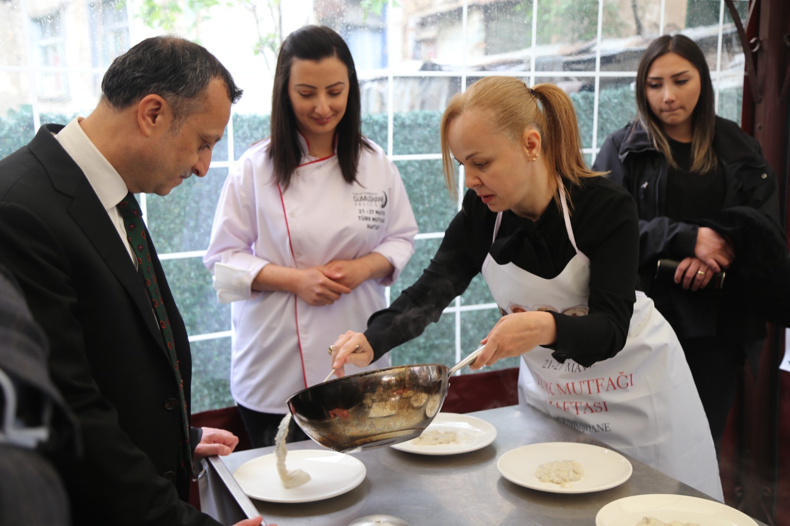 Vali Taşbilek önlük giyerek mutfağa girdi, Hünkar Beğendi yaptı 5