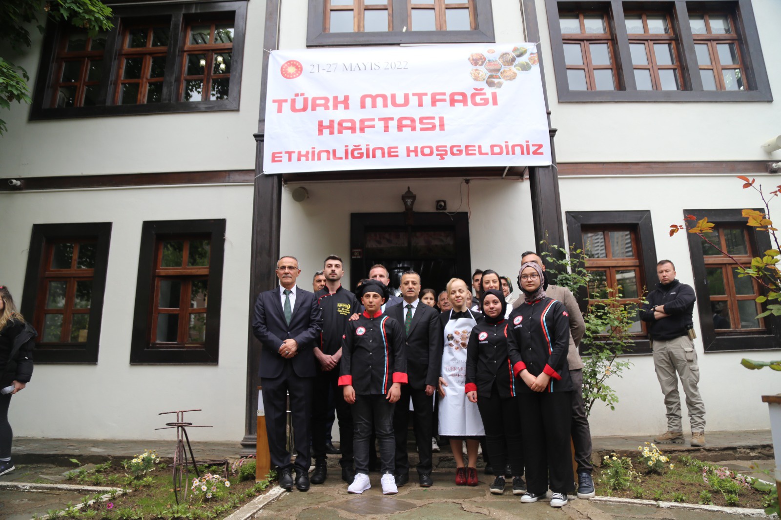 Vali Taşbilek önlük giyerek mutfağa girdi, Hünkar Beğendi yaptı 4