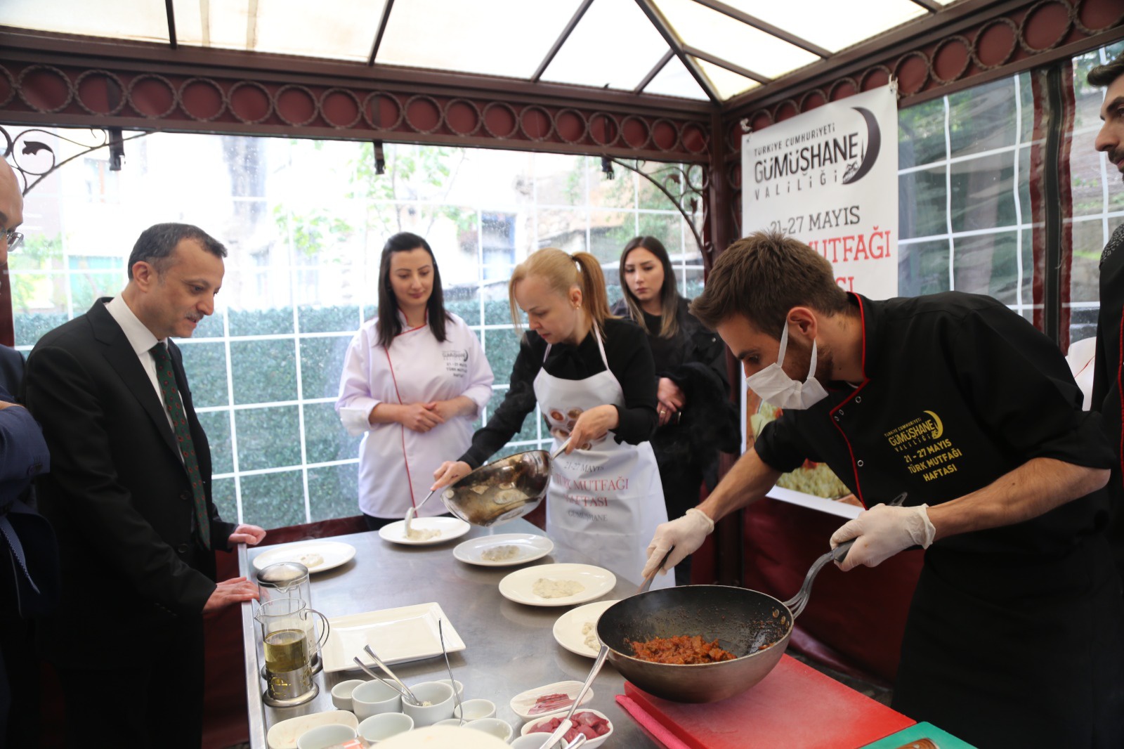 Vali Taşbilek önlük giyerek mutfağa girdi, Hünkar Beğendi yaptı 3