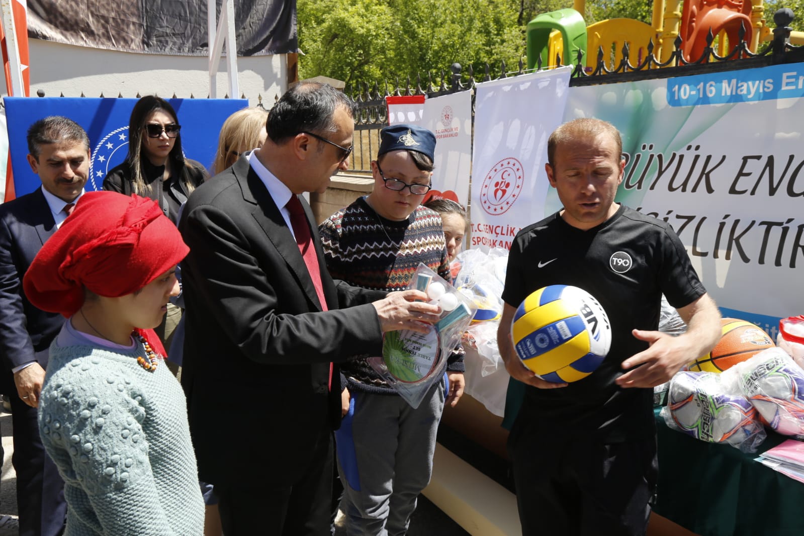 Gümüşhane’de özel öğrencilere özel spor malzemeleri dağıtıldı 5