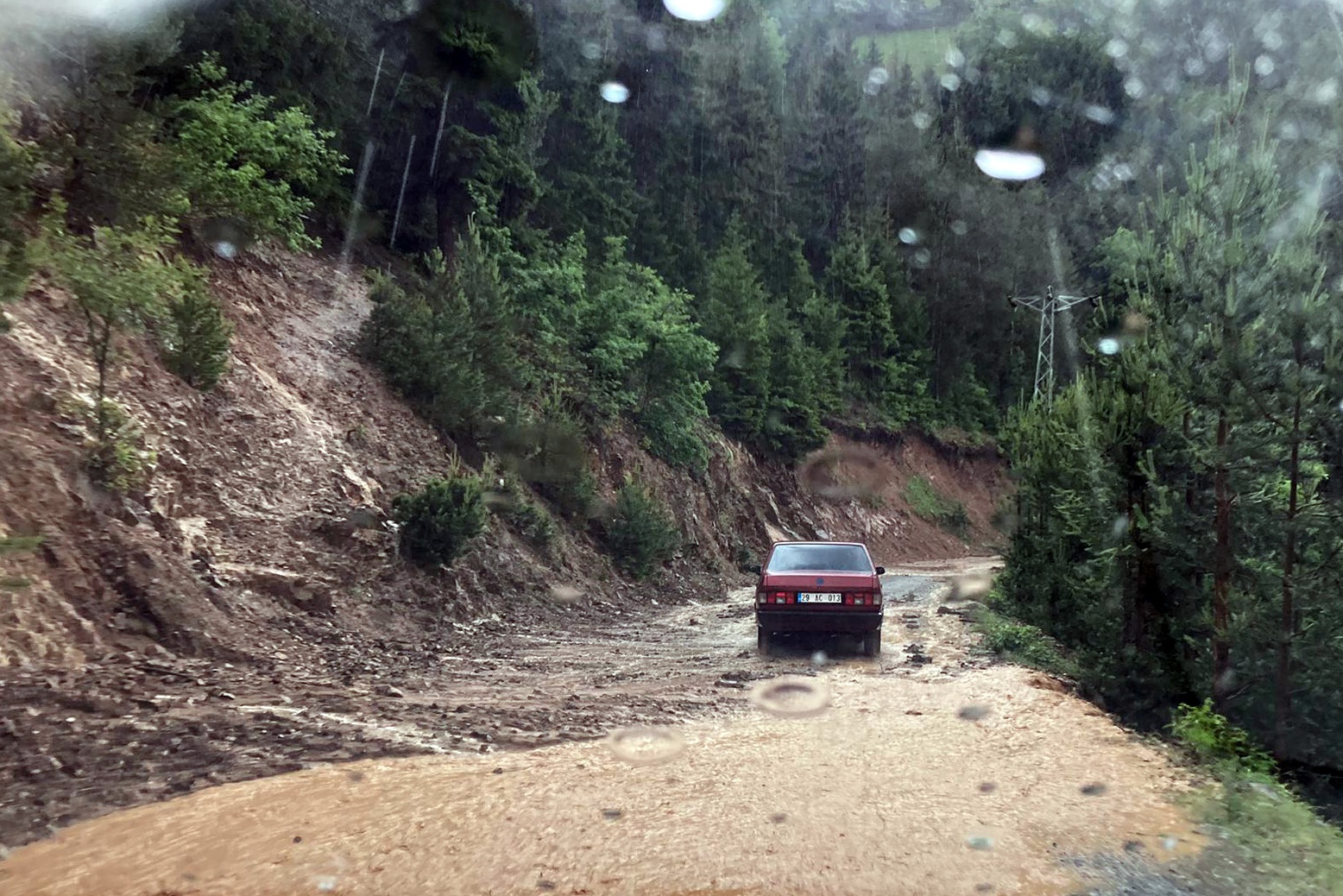 Gümüşhane’de aşırı yağış sele neden oldu 4