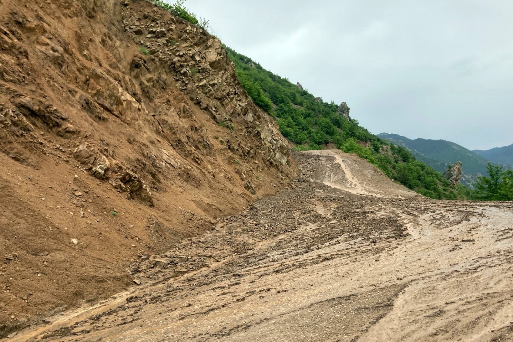 Gümüşhane’de aşırı yağış sele neden oldu 13