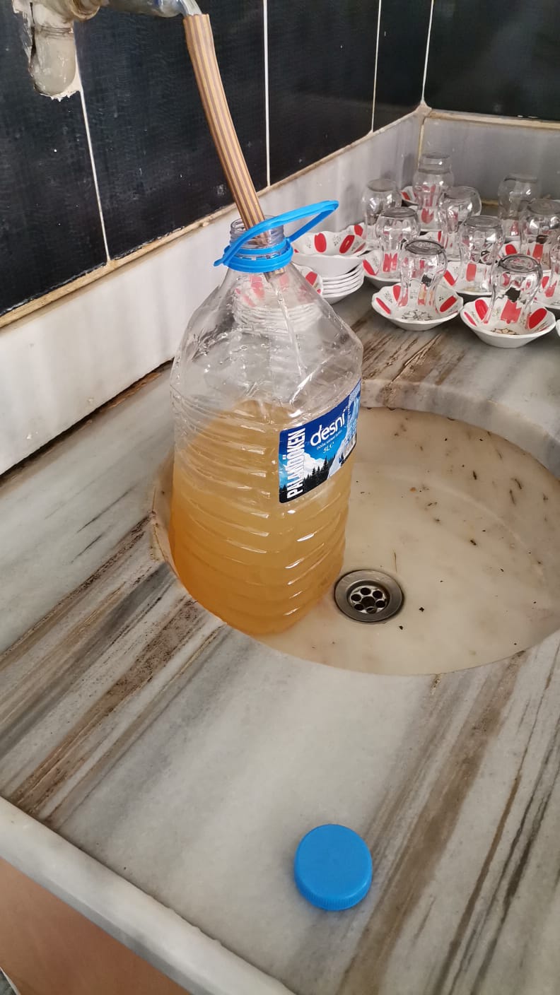 Musluklardan akan çamurlu su vatandaşları isyan ettirdi 1