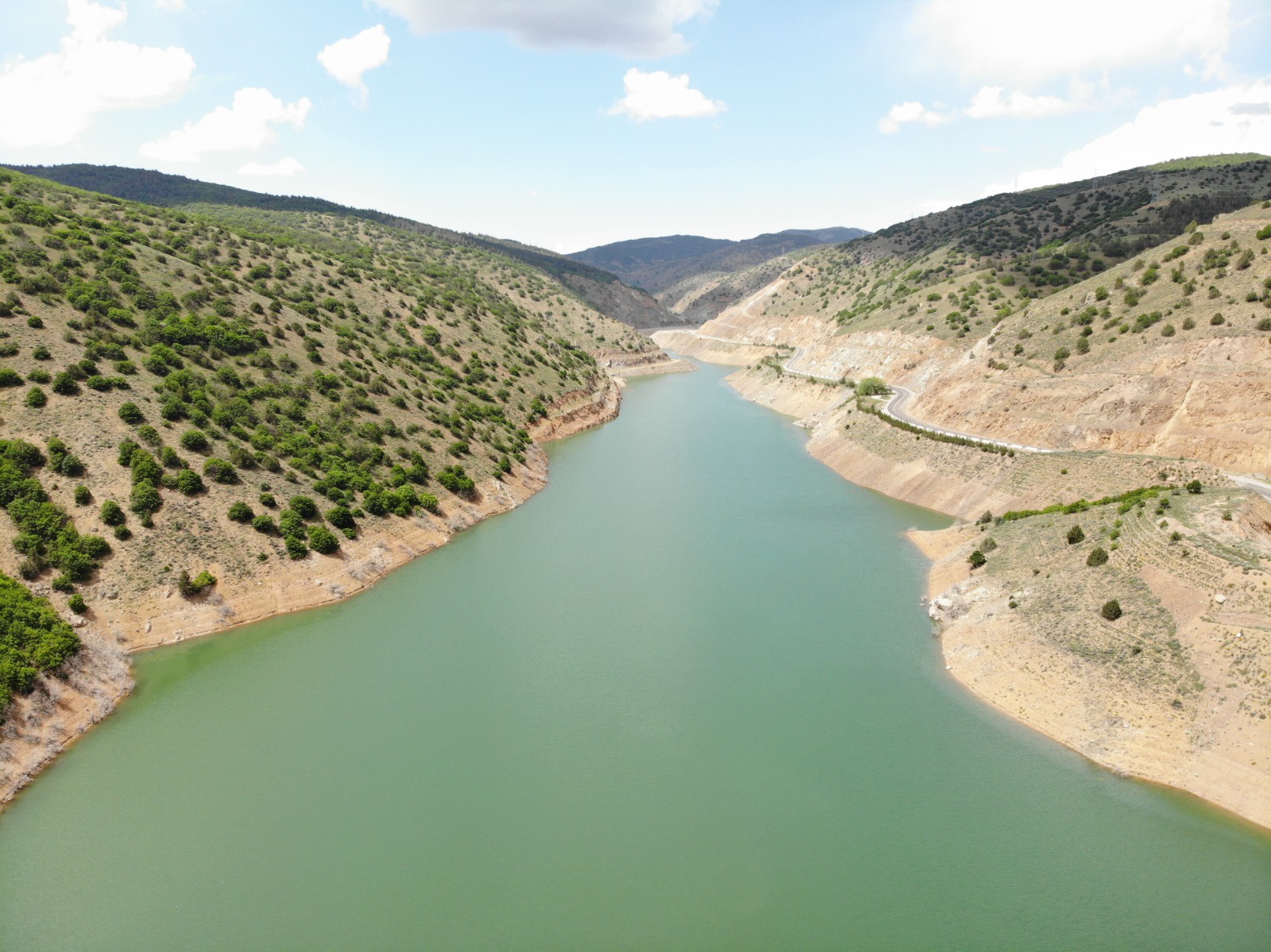 Musluklardan akan çamurlu su vatandaşları isyan ettirdi 9