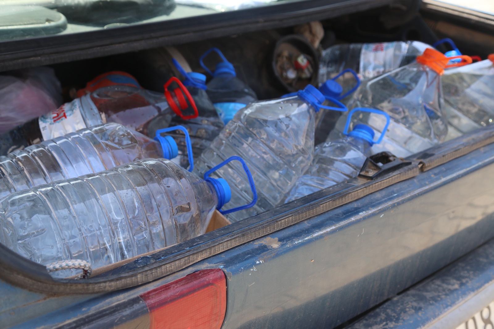 Musluklardan akan çamurlu su vatandaşları isyan ettirdi 4