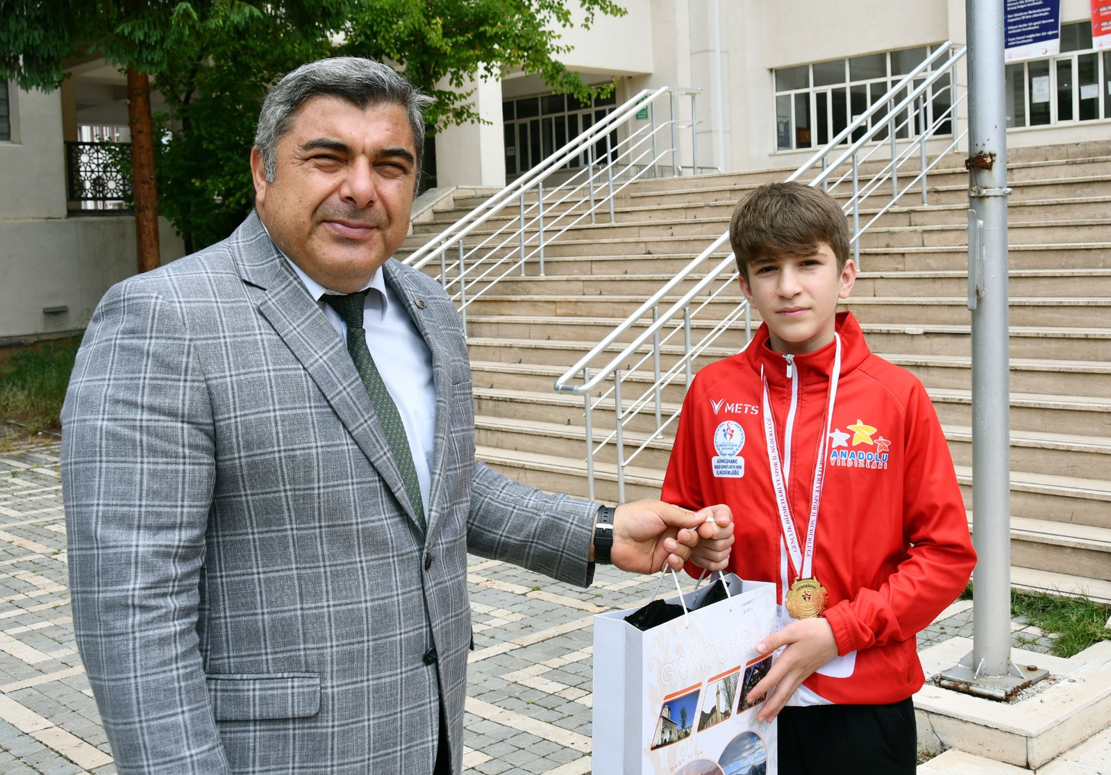 Gümüşhane’de şampiyon öğrenciler ödüllendirildi 3