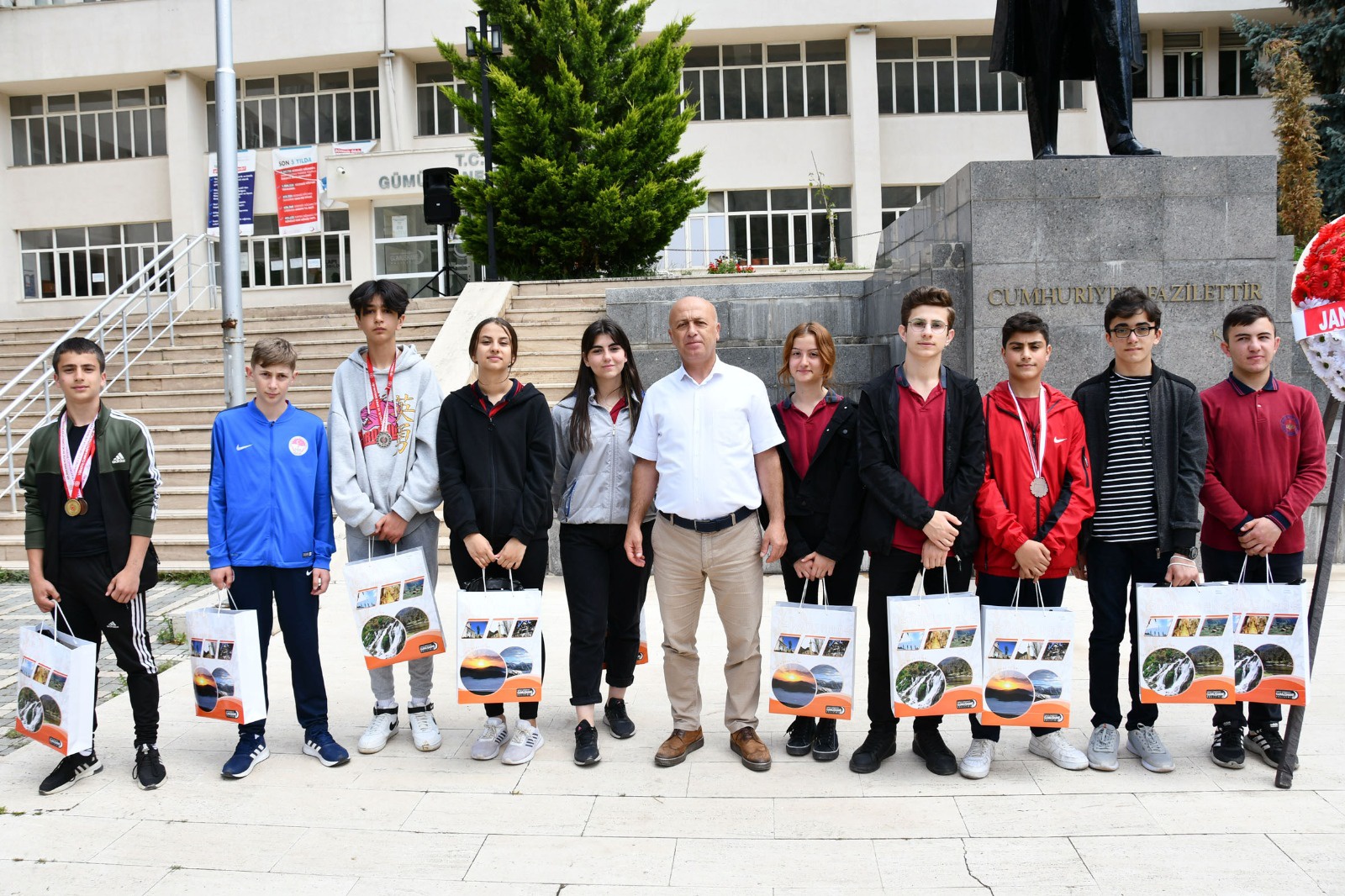 Gümüşhane’de şampiyon öğrenciler ödüllendirildi 15