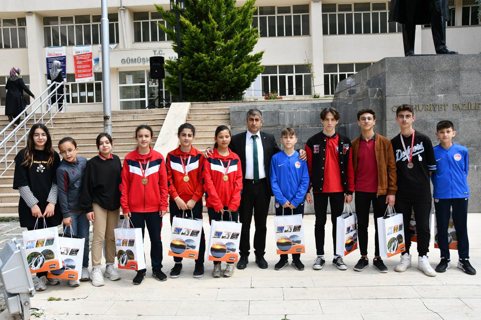 Gümüşhane’de şampiyon öğrenciler ödüllendirildi 9