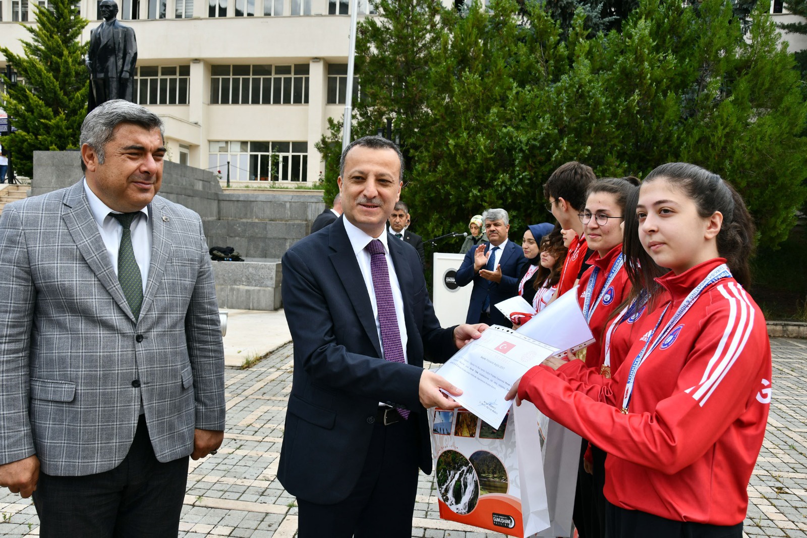 Gümüşhane’de şampiyon öğrenciler ödüllendirildi 11