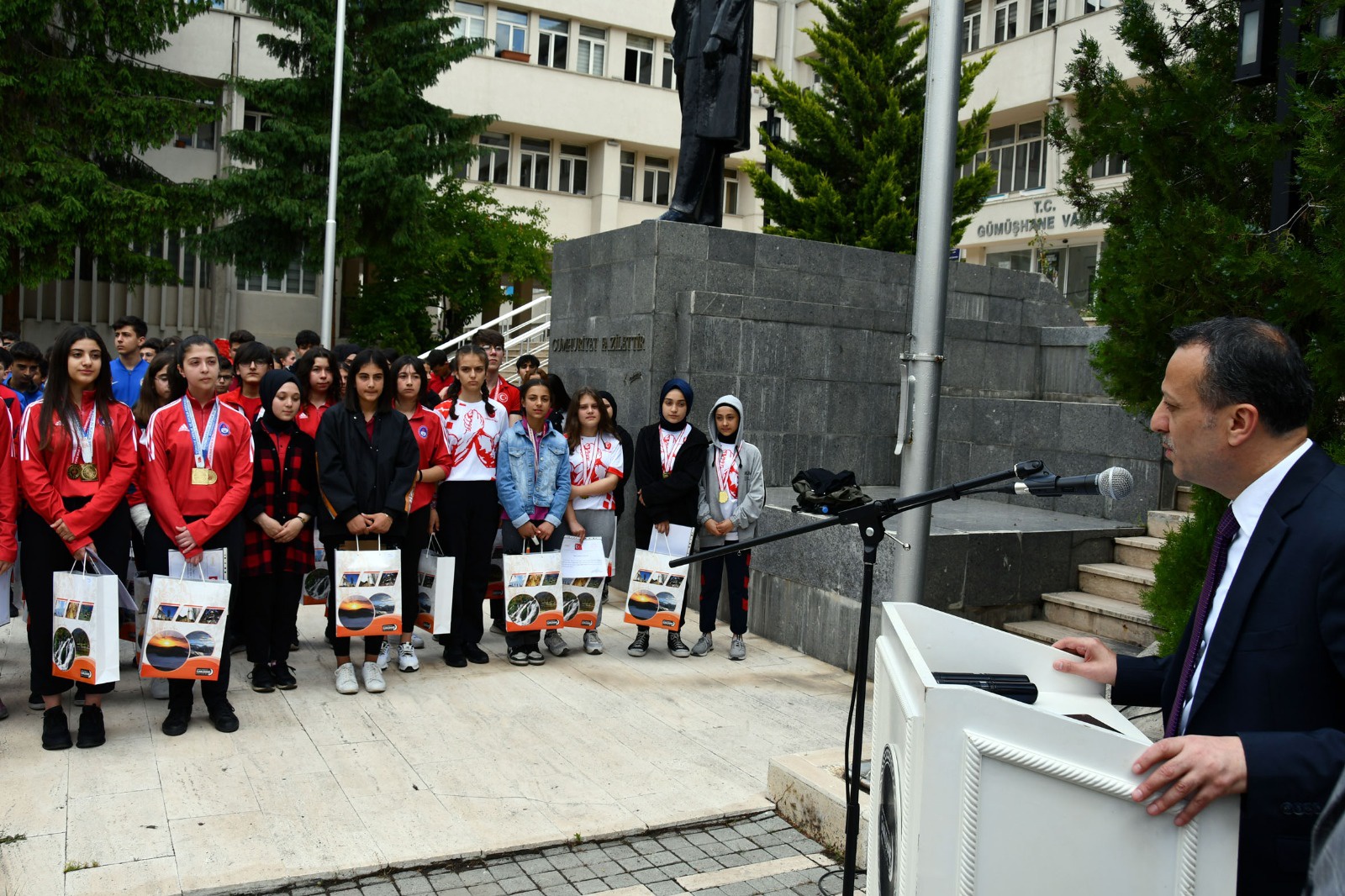 Gümüşhane’de şampiyon öğrenciler ödüllendirildi 22