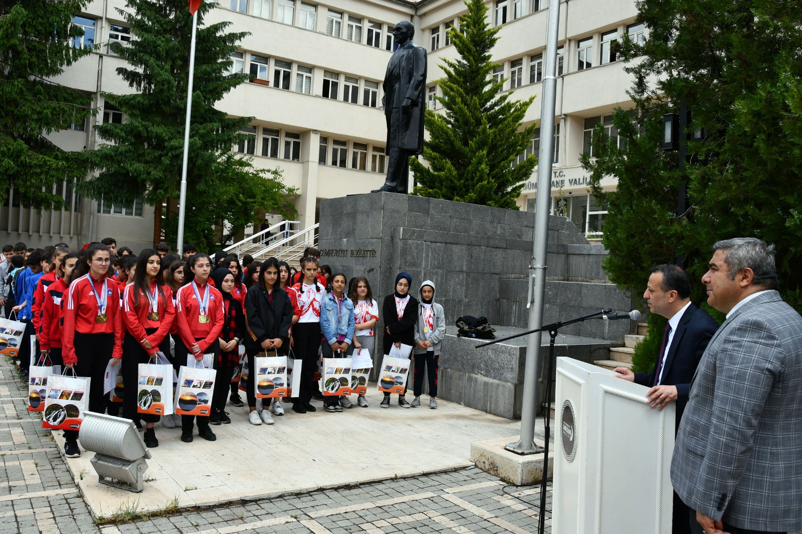 Gümüşhane’de şampiyon öğrenciler ödüllendirildi 2