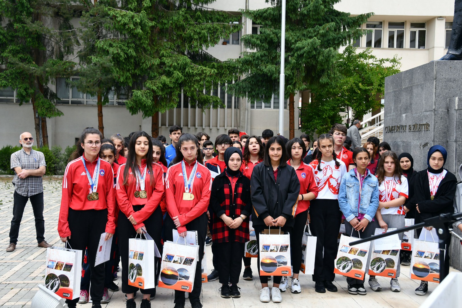 Gümüşhane’de şampiyon öğrenciler ödüllendirildi 21