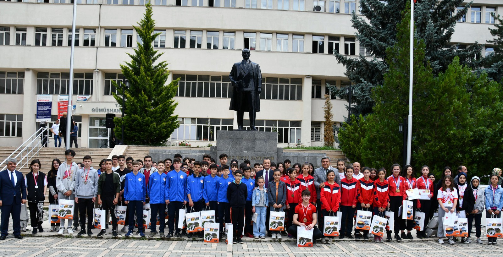 Gümüşhane’de şampiyon öğrenciler ödüllendirildi 1