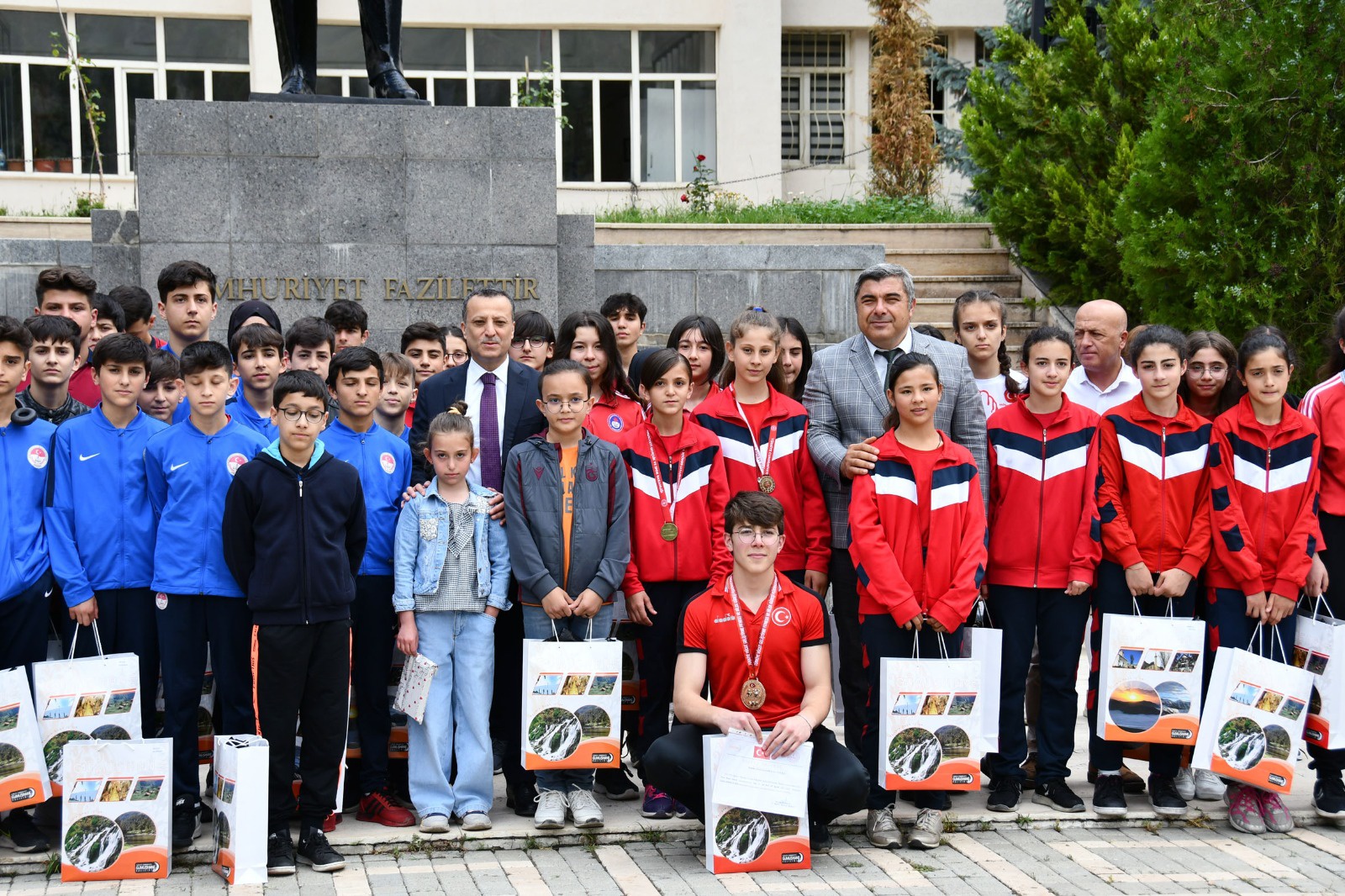 Gümüşhane’de şampiyon öğrenciler ödüllendirildi 10