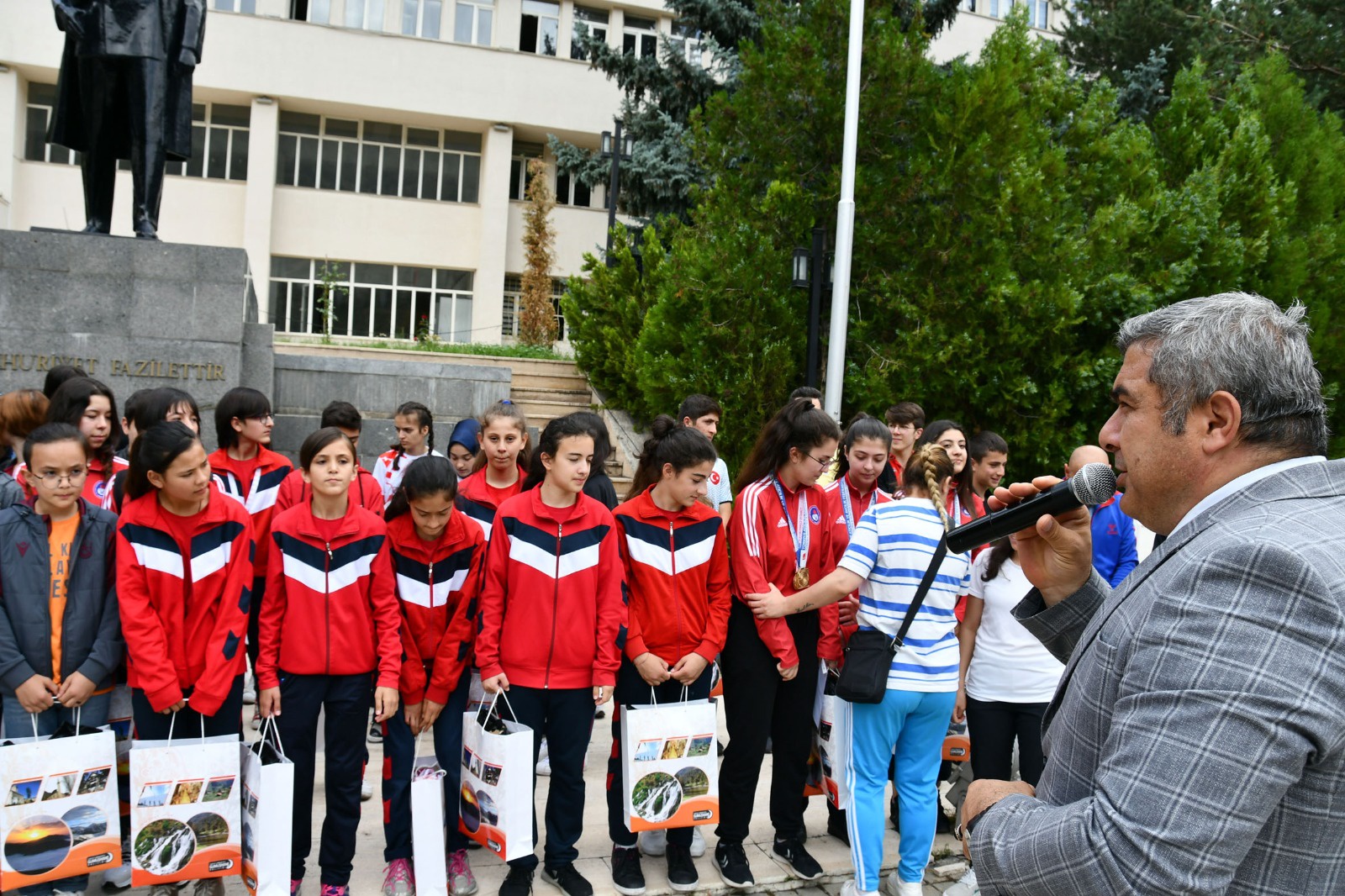 Gümüşhane’de şampiyon öğrenciler ödüllendirildi 12