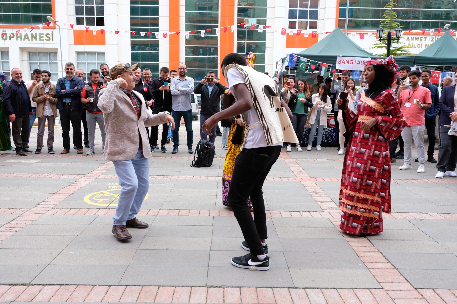 Gümüşhane’deki Afrikalı öğrenciler yerel kıyafetleriyle horon oynadı 10