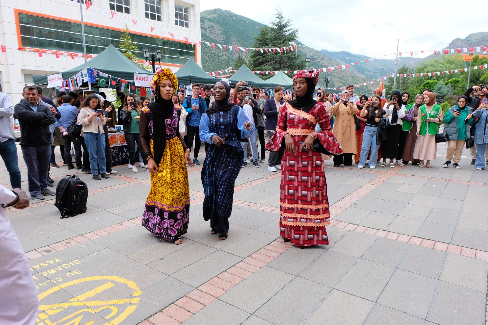 Gümüşhane’deki Afrikalı öğrenciler yerel kıyafetleriyle horon oynadı 1