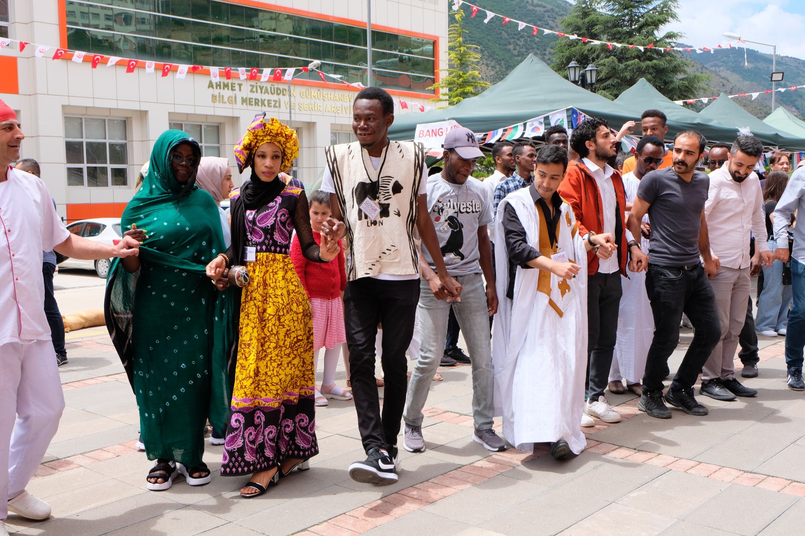 Gümüşhane’deki Afrikalı öğrenciler yerel kıyafetleriyle horon oynadı 13