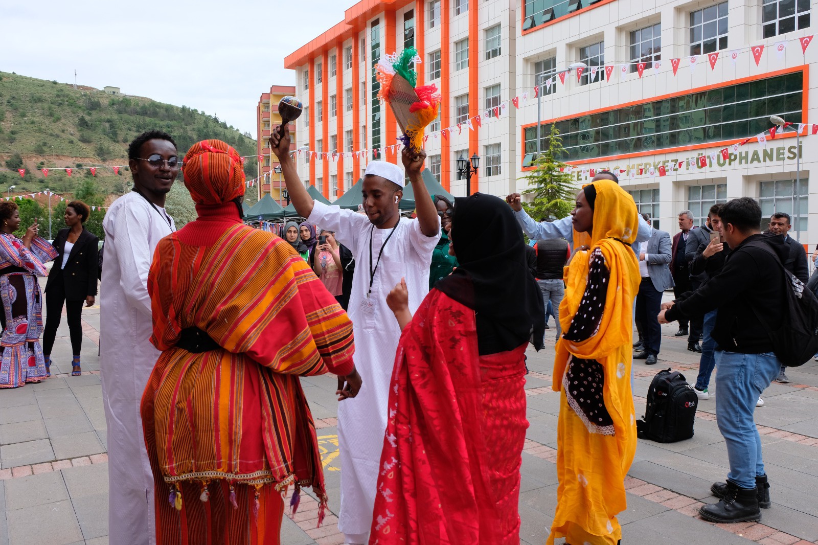 Gümüşhane’deki Afrikalı öğrenciler yerel kıyafetleriyle horon oynadı 17