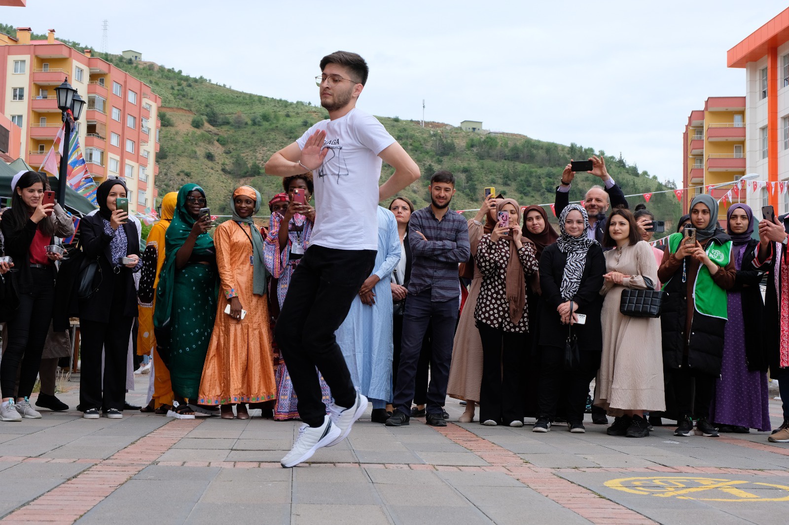 Gümüşhane’deki Afrikalı öğrenciler yerel kıyafetleriyle horon oynadı 25