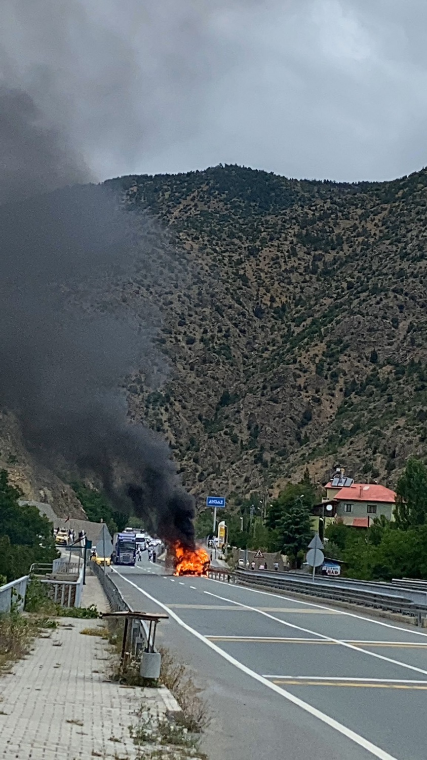 Gümüşhane’de seyir halindeki cip alev alev yandı 4