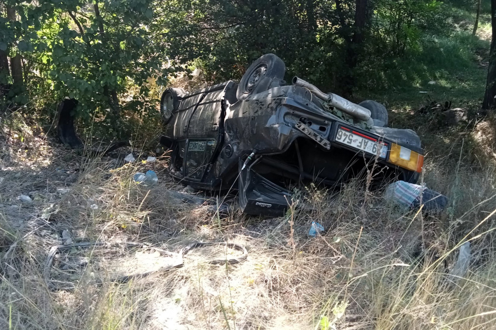 Virajı alamayan otomobil savruldu: 3 yaralı 3