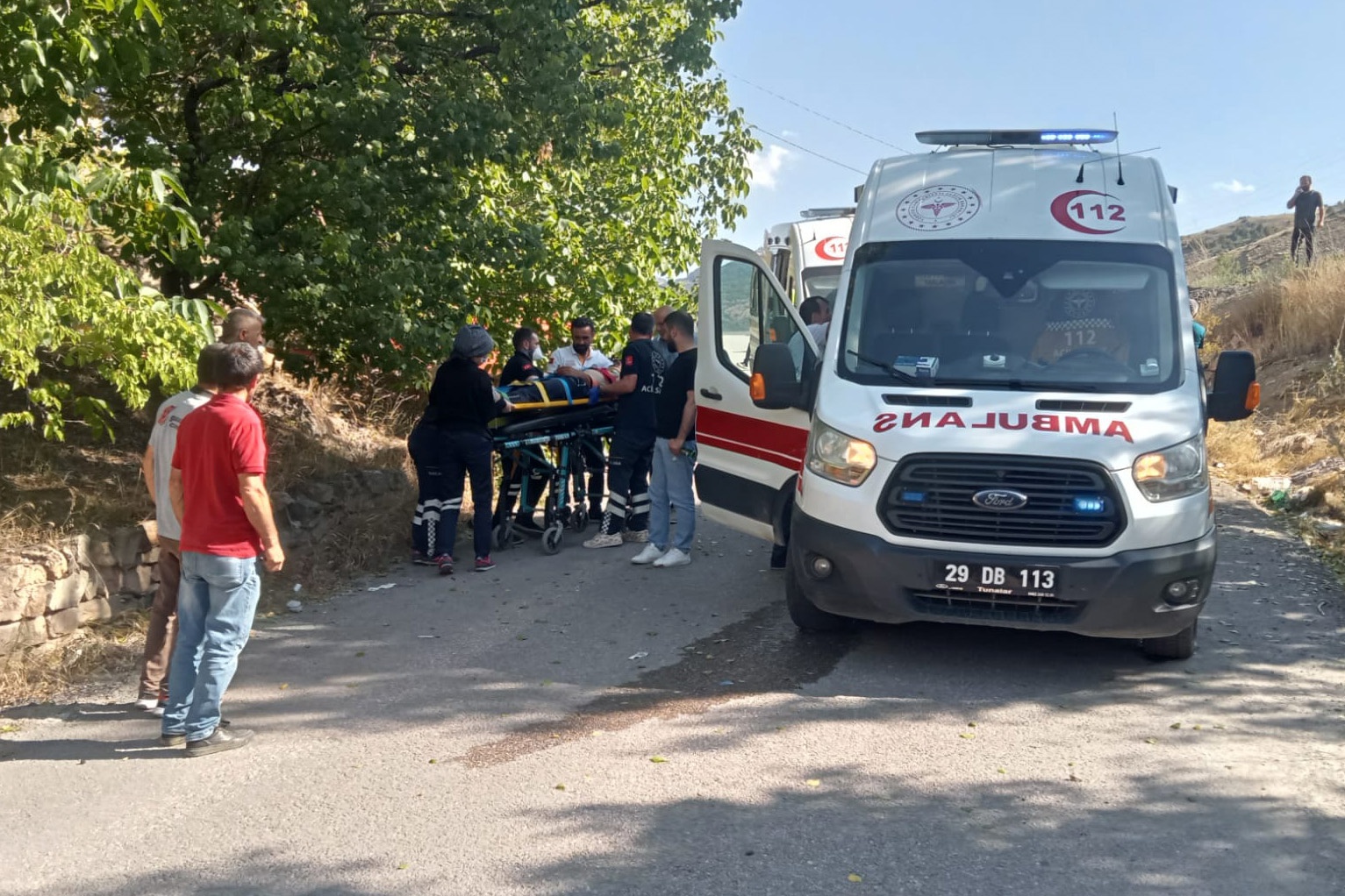 Virajı alamayan otomobil savruldu: 3 yaralı 1