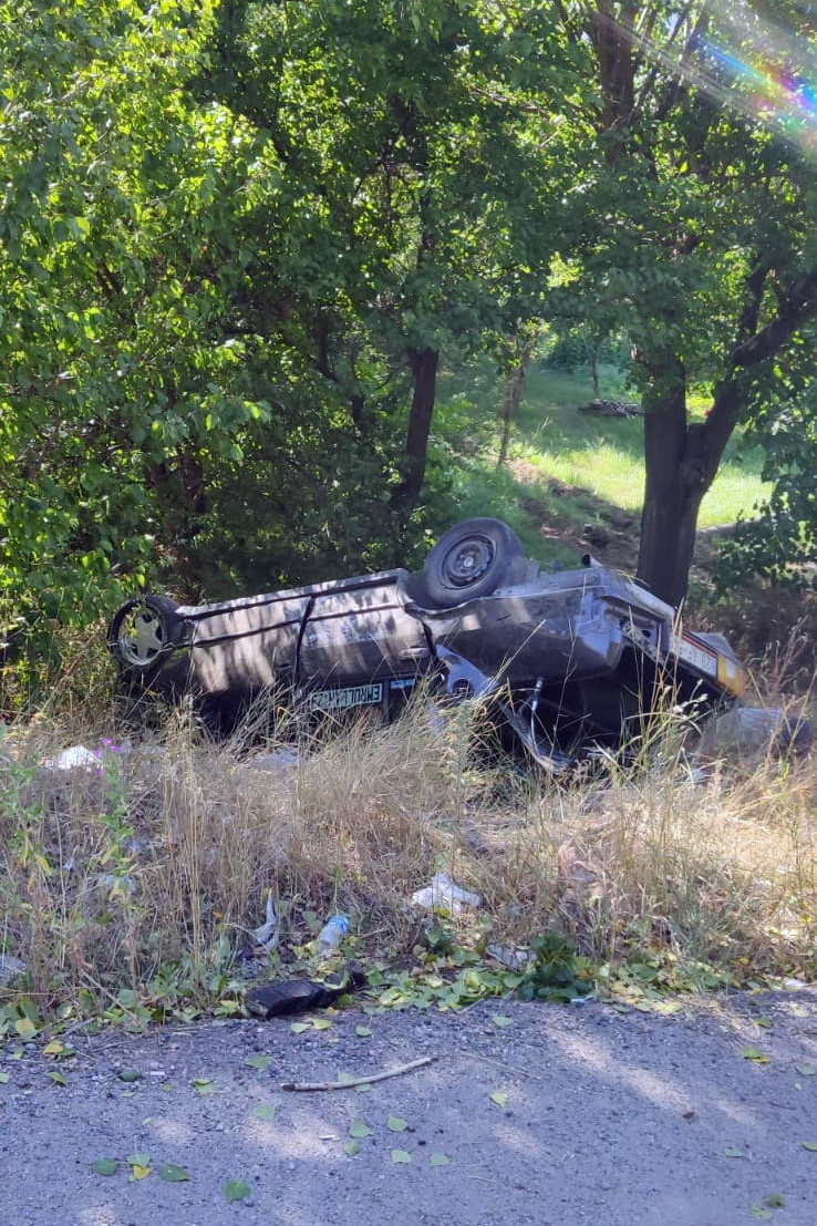 Virajı alamayan otomobil savruldu: 3 yaralı 2