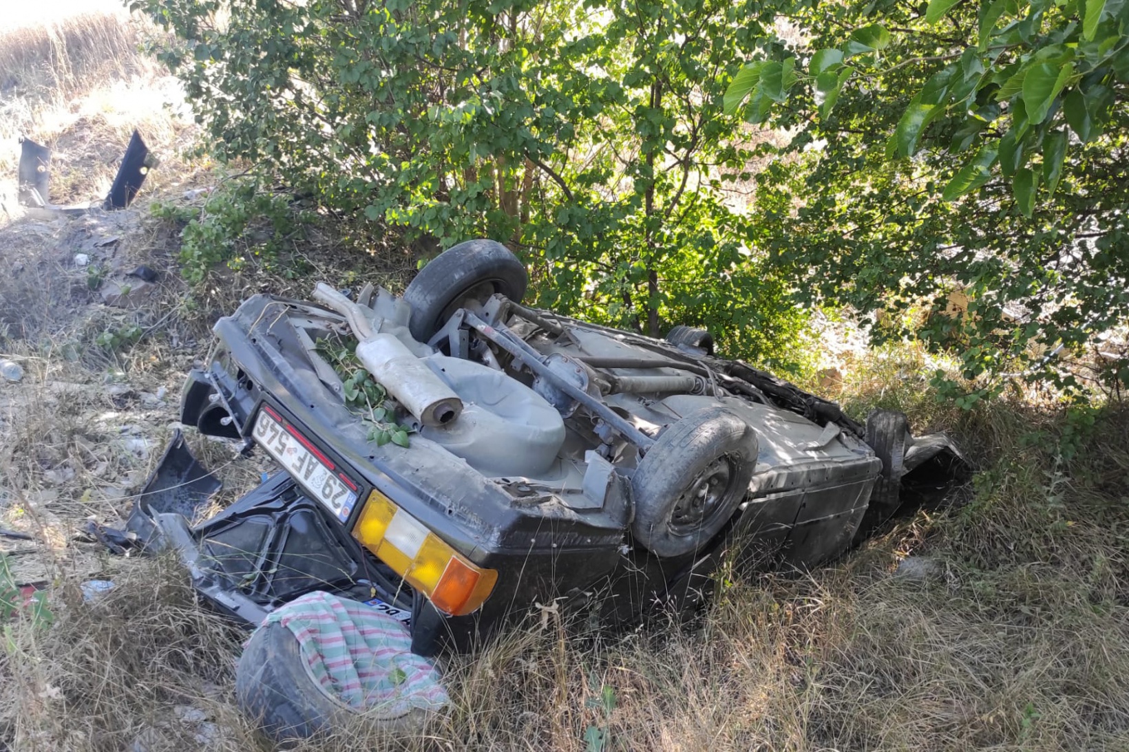 Virajı alamayan otomobil savruldu: 3 yaralı 4