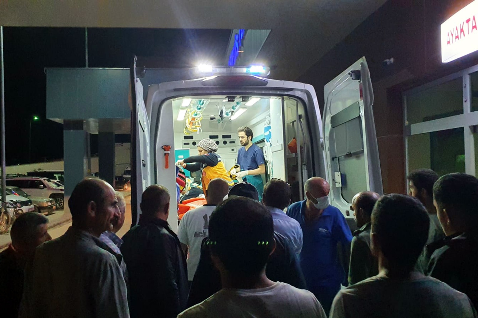 Otomobil 200 metrelik uçuruma yuvarlandı: 2 ağır yaralı 7